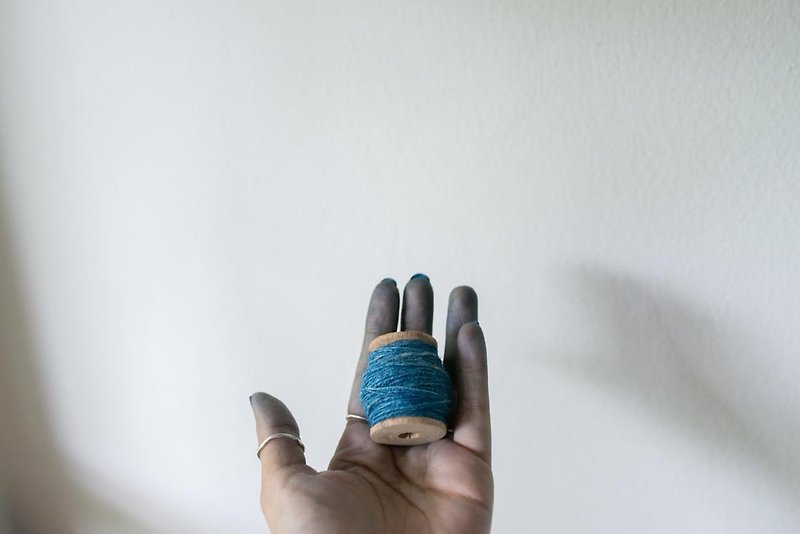 木製スプールの麻糸|インディゴ染料麻糸|ラッピング - 編み物/刺繍/羊毛フェルト/裁縫 - その他の素材 ブルー
