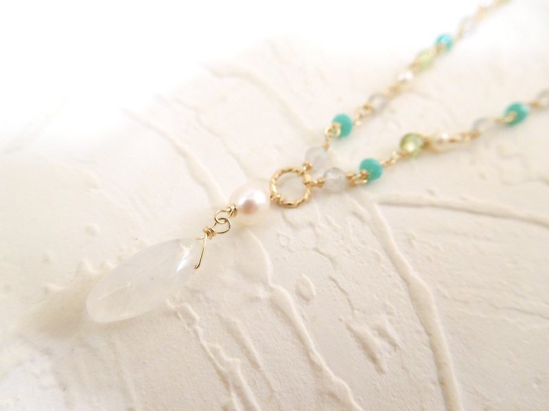 Special alloy moonstone pearl fresh small Gemstone short chain - สร้อยคอ - วัสดุอื่นๆ สีเขียว