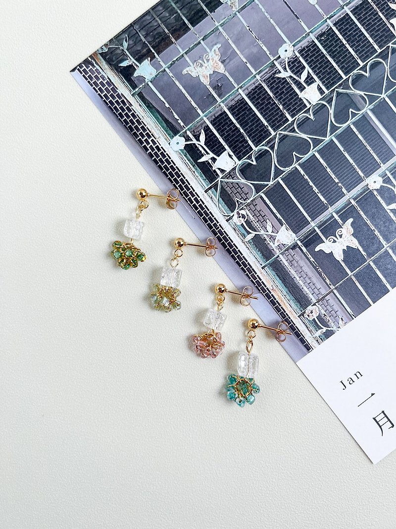 Japanese-style beading-floral square small flower earrings - ต่างหู - แก้ว ขาว
