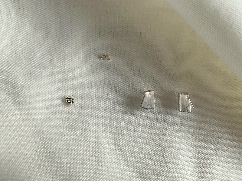 SV925 The Cloth / Pierced Earrings - ต่างหู - เงินแท้ สีเงิน