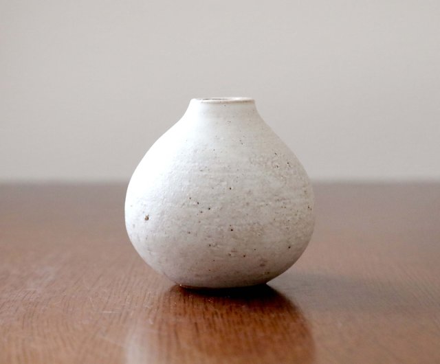 白マット釉と赤陶土のほっこり一輪挿し - 設計館 AmetsuchiKaoru 