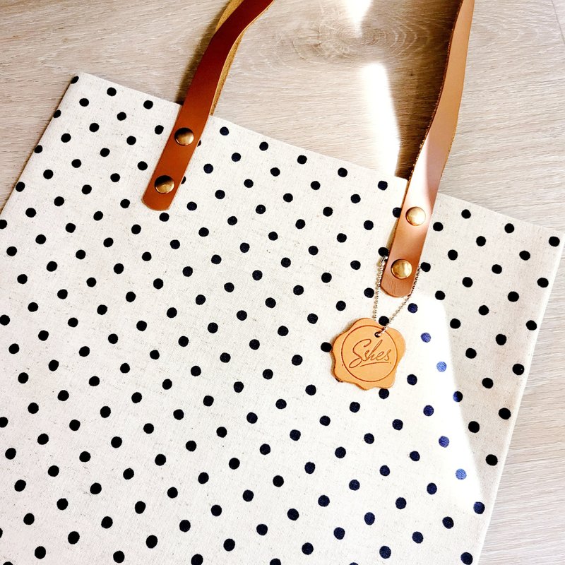 Limited Japanese floral fabric shoulder tote bag_polka dots (white background dark blue dots) - กระเป๋าแมสเซนเจอร์ - หนังแท้ ขาว