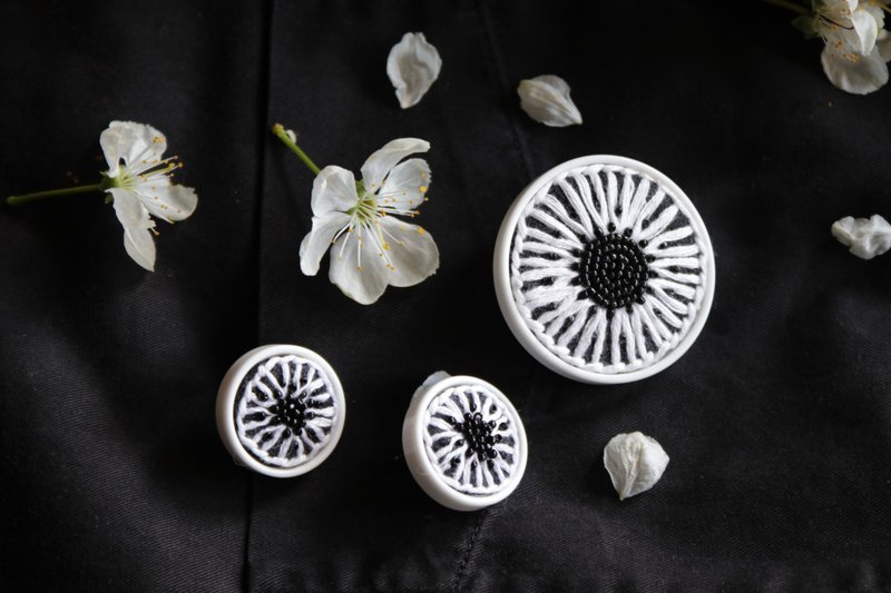 Embroidered black and white brooch and earrings. Hand embroidery. - 耳環/耳夾/耳骨夾 - 樹脂 多色