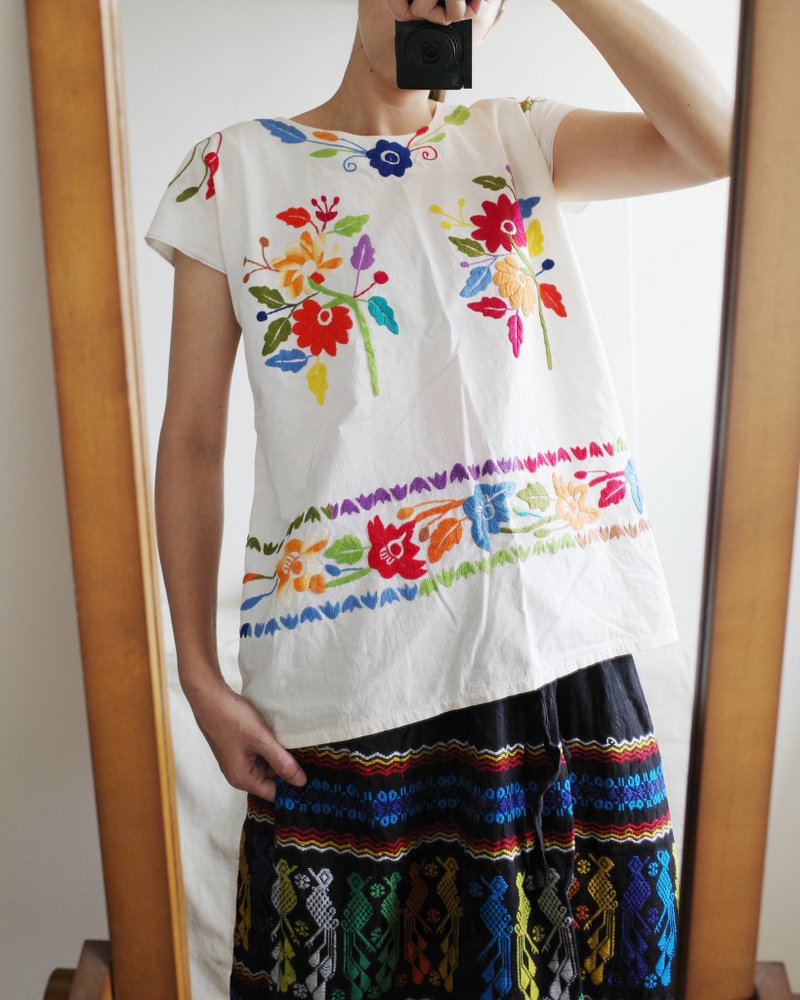 Vintage Mexican hand-embroidered Huipil straight top - เสื้อผู้หญิง - ผ้าฝ้าย/ผ้าลินิน 