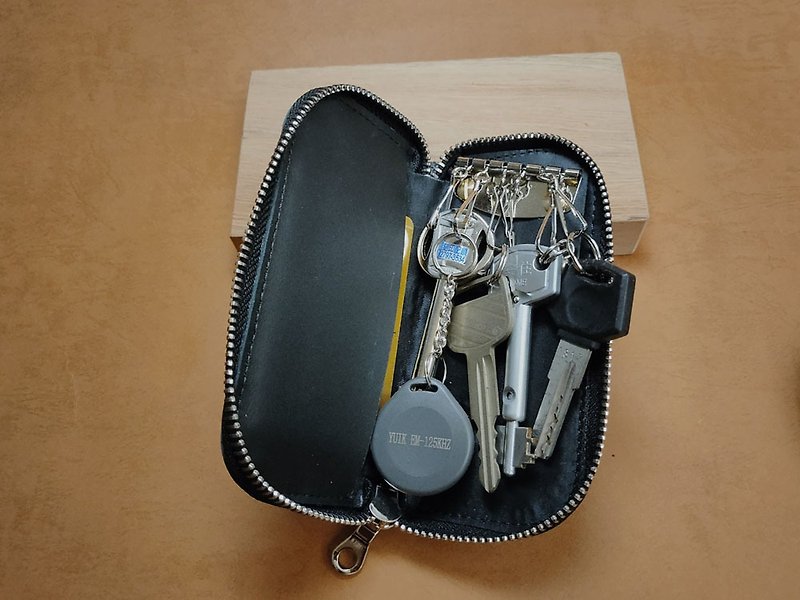 ...replaceable zipper key pouch...