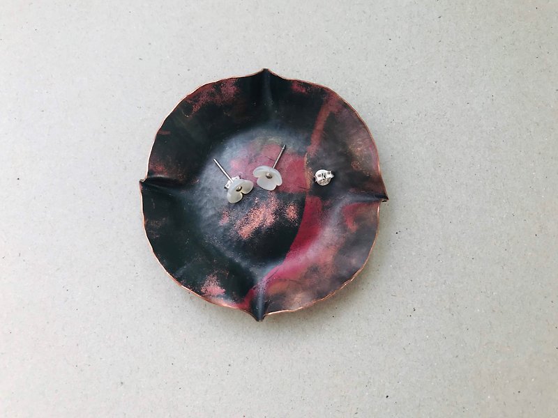 Casual small flower red copper jewelry storage dish - Storage - Precious Metals 