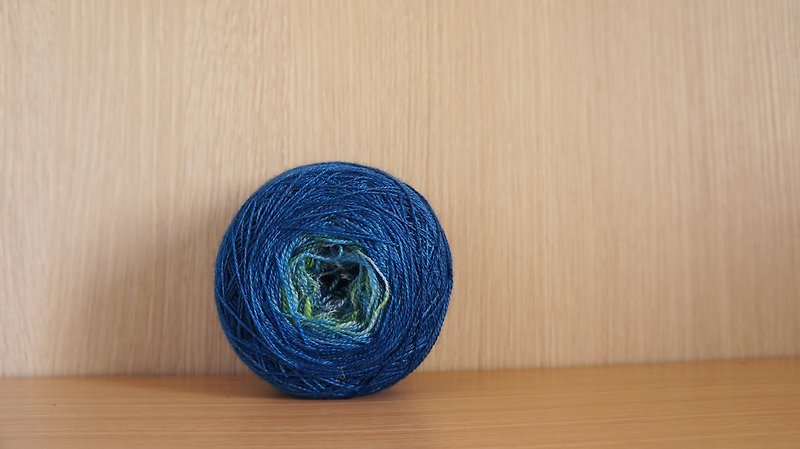 Hand dyed lace thread. Dark blue gradient - sandwich green. (55 BFL/ 45 Silk) - เย็บปัก/ถักทอ/ใยขนแกะ - ขนแกะ 