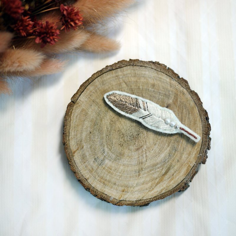 [Thorn] umber feather hand embroidery / pin brooch / Handmade - Brooches - Thread Khaki