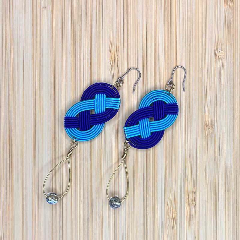 [Mizuhiki] Dakiwaji knot [Clip-On] [Earrings] [Drops] [Asymmetric] [Blue] - ต่างหู - กระดาษ สีน้ำเงิน