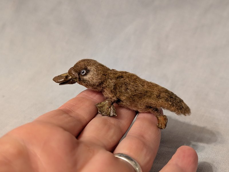 Baby Platypus - crocheted miniature - 5.5 cm. - 公仔/玩偶 - 其他材質 咖啡色