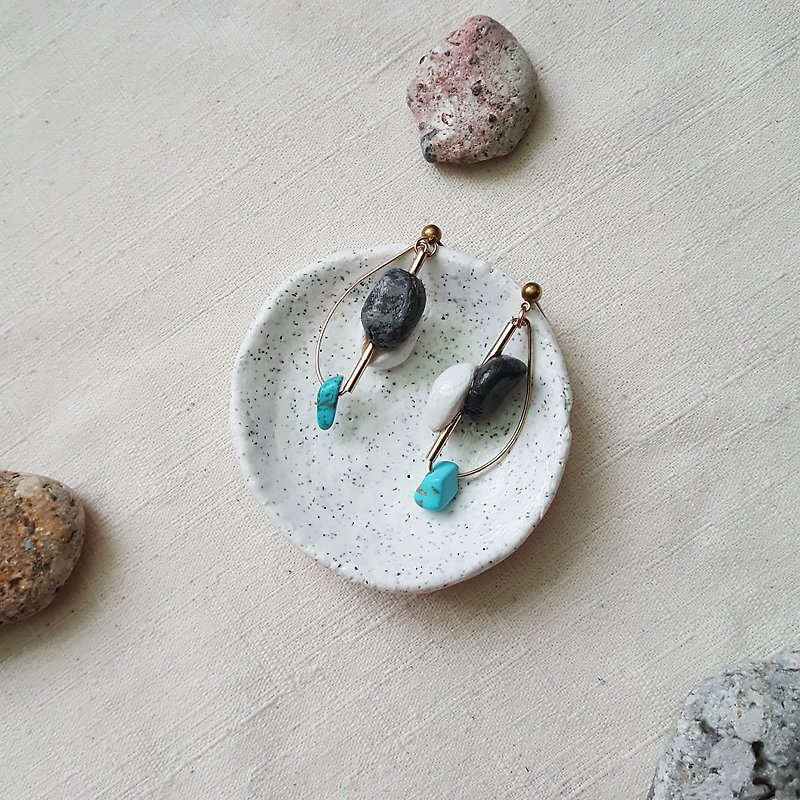 Black stone volcanic rock natural stone hand made earrings / art earrings (can be clipped / ear clip) - Earrings & Clip-ons - Clay Multicolor