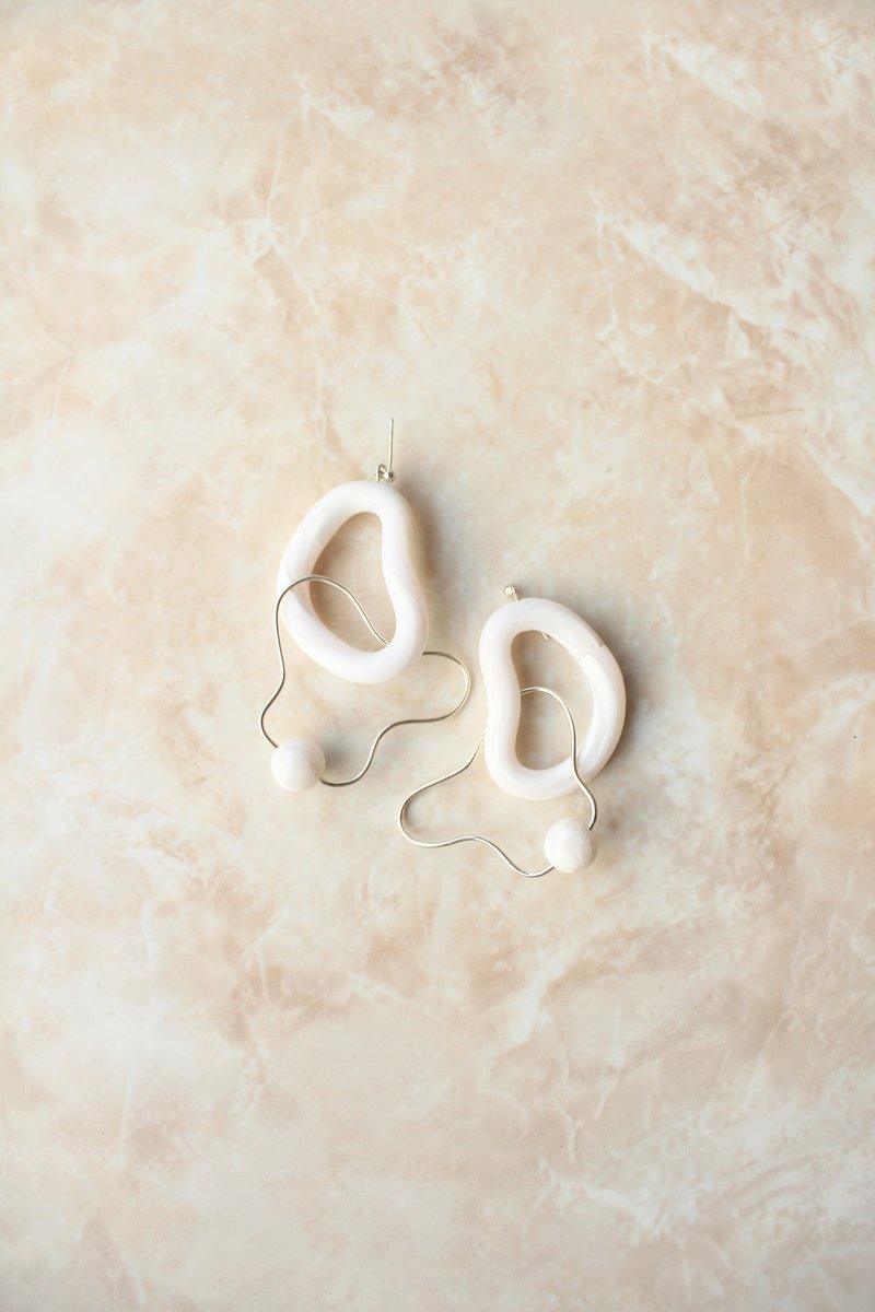 Irra, Handmade organic shape white clay earrings with silver wire and ball - 耳環/耳夾/耳骨夾 - 黏土 白色