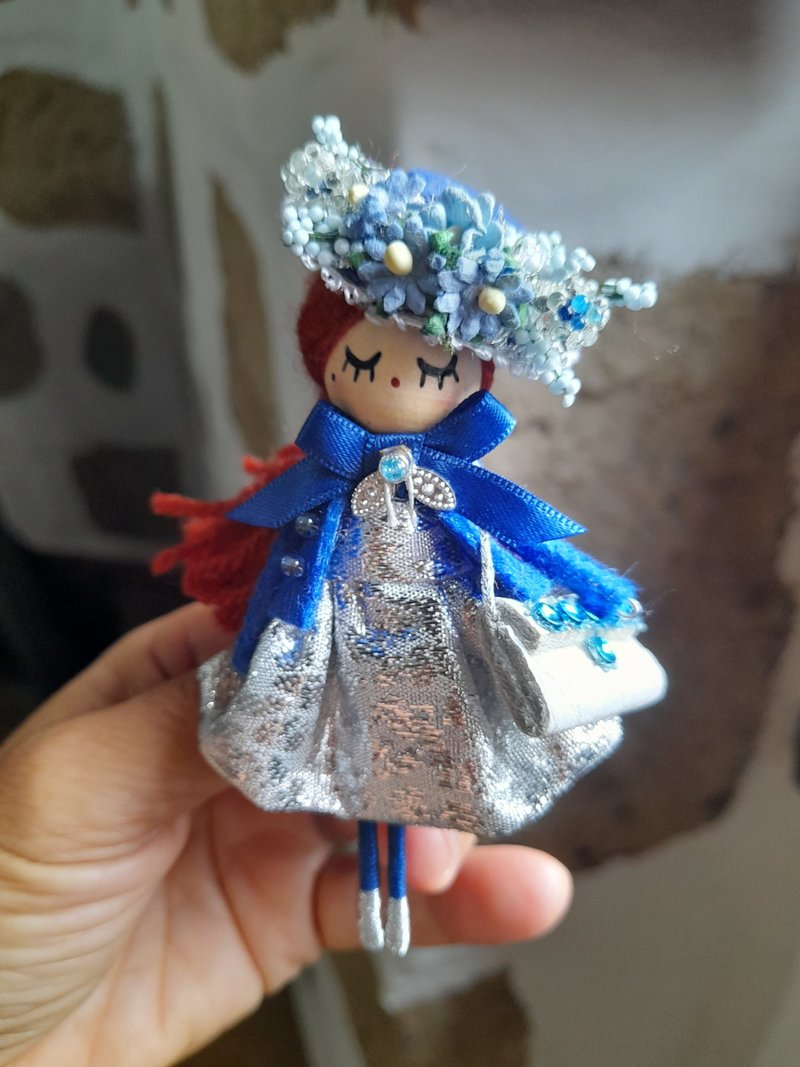 Brooch doll Camille - เข็มกลัด - ไม้ 