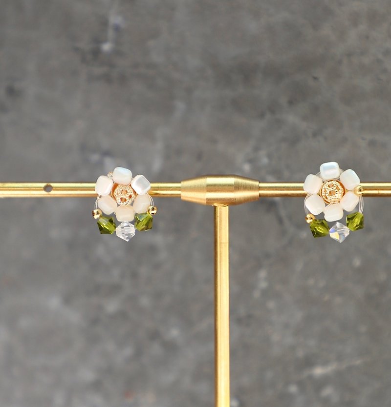 かわいい小さな花のイヤ​​リング - エレガントなパープル、ロマンチックなピンク、知的なグリーン - ピアス・イヤリング - 銅・真鍮 多色