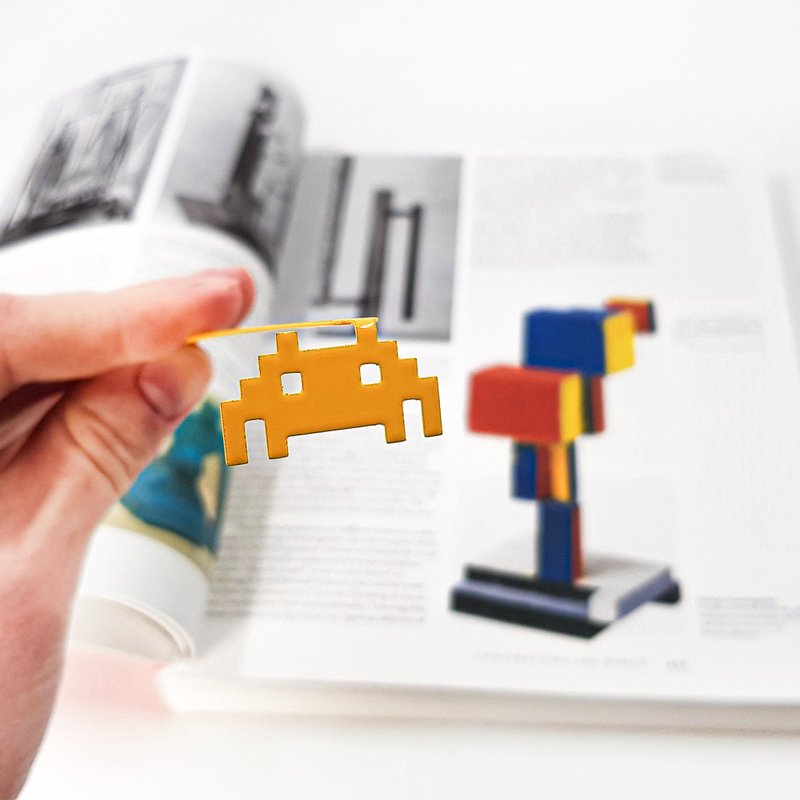 Yellow metal bookmark Retro Monster, small bookish gift for retro computer gamer - ที่คั่นหนังสือ - โลหะ สีเหลือง