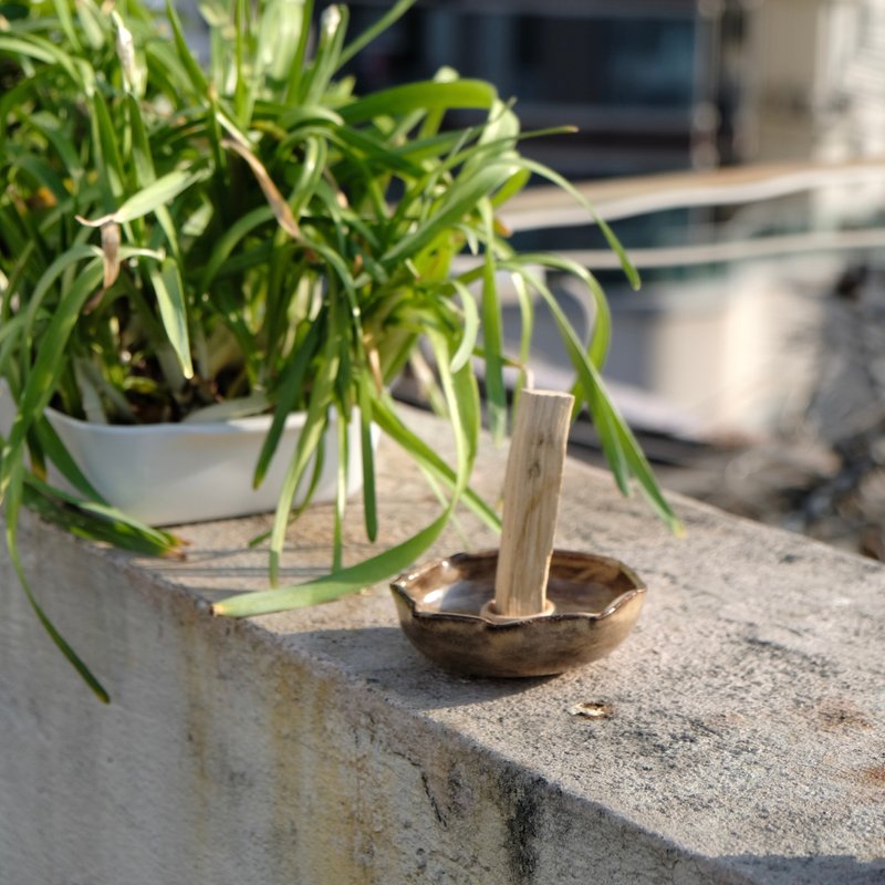 不規則聖木線香碟 - 擺飾/家飾品 - 陶 咖啡色