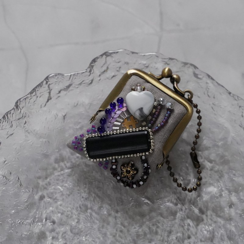 ネックレスにも、バッグチャームにも、小さな小さなビーズ刺繍のがま口 69 グレー　ガーゼ　アクセサリーケース - 吊飾/掛飾 - 棉．麻 灰色