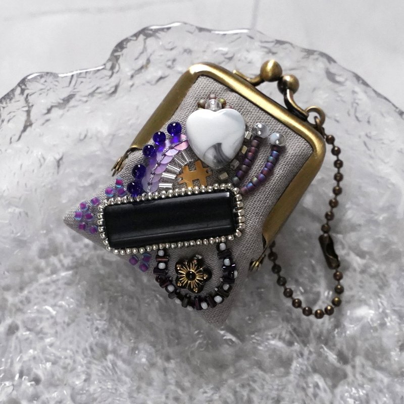 小さなビーズ刺繍のがま口 No.69 グレーのガーゼ ネックレス・バッグチャームにも アクセサリーケース 手刺繍の一点物 - 吊飾/掛飾 - 棉．麻 灰色