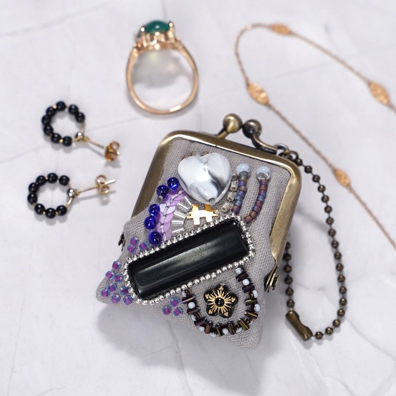 小さなビーズ刺繍のがま口 No.69 グレーのガーゼ ネックレス・バッグチャームにも アクセサリーケース 手刺繍の一点物 - 吊飾/掛飾 - 棉．麻 灰色