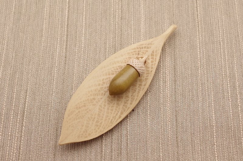 Free shipping | LBR1-5 Wood Carving Leaf & Acorn Brooch [Magnolia] - Brooches - Wood Khaki