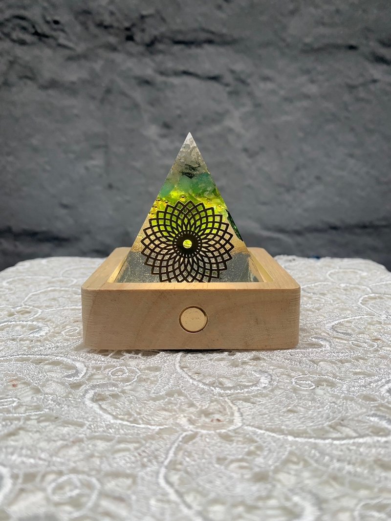 Stone Pyramid [Green/Health and Wealth/Corresponds to the Heart Chakra, Happy and Peaceful] - ของวางตกแต่ง - วัสดุอื่นๆ สีเขียว