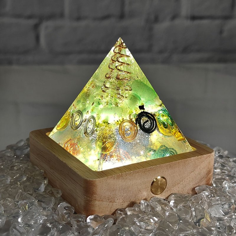 Stone Pyramid [Green/Health and Wealth/Corresponds to the Heart Chakra, Happy and Peaceful] - ของวางตกแต่ง - วัสดุอื่นๆ สีเขียว