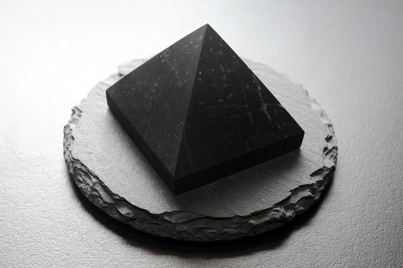 天然俄羅斯次石墨銅礦共生金字塔 靈修 招財 破煞 防小人 - 香氛/精油/擴香 - 寶石 
