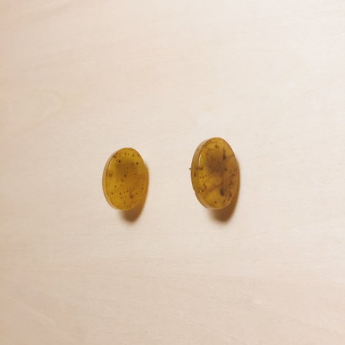 鳥嶼 Niaoyoo 復古雕琥珀蜉蝣亮面橢圓耳環