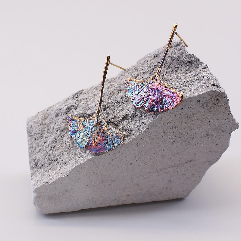 Patinas on sterling silver ginkgo leaf stud earrings | blue-purple - ต่างหู - เงินแท้ สีน้ำเงิน