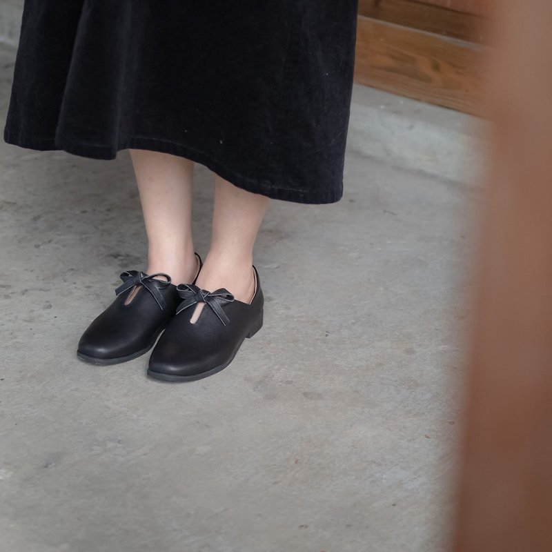 Rounded Square Toe Bow Loafers_Black - รองเท้าหนังผู้หญิง - หนังแท้ สีดำ