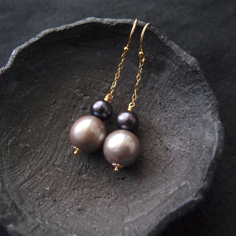 【K14gf】Greige × Navy Pearl Earrings　バイカラー パールピアス・グレージュ×ネイビー - 耳環/耳夾/耳骨夾 - 珍珠 