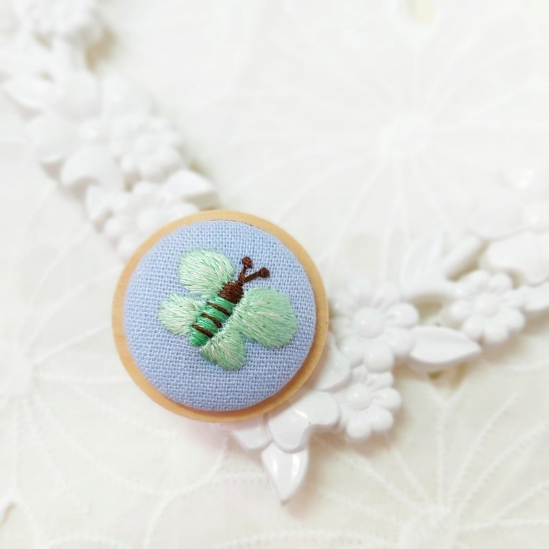 英式手工刺繡蝴蝶木框胸針 - 胸針 - 繡線 藍色