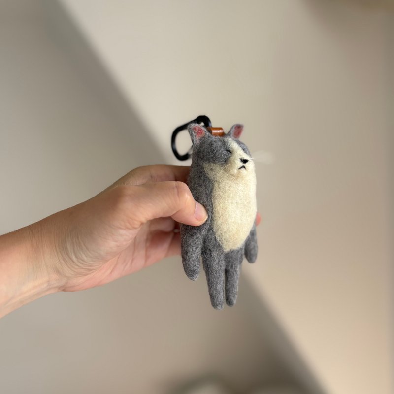 小さいサイズのグレーのハチワレ猫のキーホルダー - 鑰匙圈/鑰匙包 - 羊毛 灰色