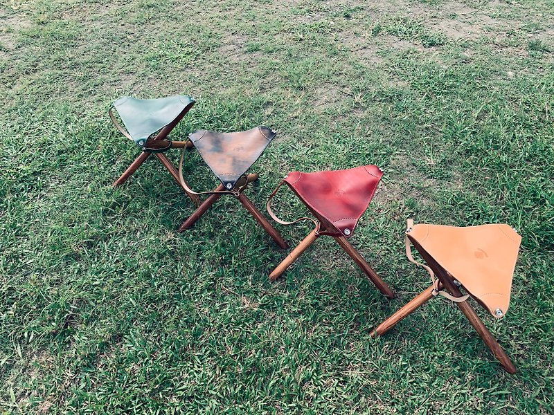 屋外のレトロな三角形の革製折りたたみスツール - 椅子・ソファー - 革 