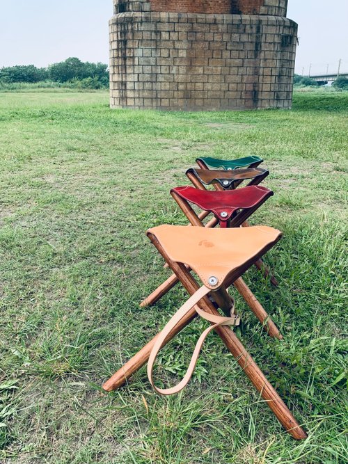屋外のレトロな三角形の革製折りたたみスツール - ショップ