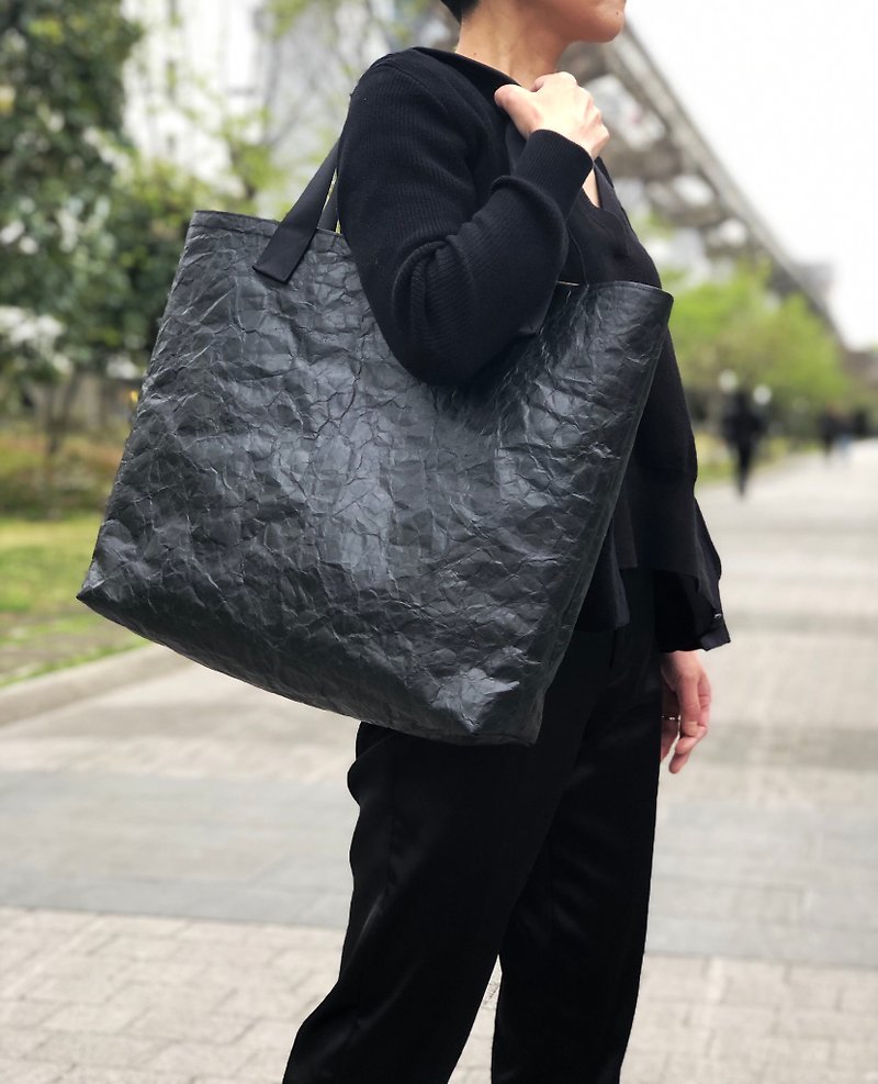[From Tokyo] Special material ecological tote bag black / L - กระเป๋าถือ - วัสดุกันนำ้ สีดำ