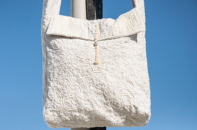 Hand-stitched pure cotton cross-body bag, embroidered side bag, hand-stitched embroidered shoulder bag, hand-stitched white bag-white flowers - กระเป๋าแมสเซนเจอร์ - ผ้าฝ้าย/ผ้าลินิน ขาว