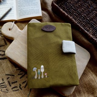 手描きの森のキノコブックカバーの裏地は入荷後に変更される場合があります。