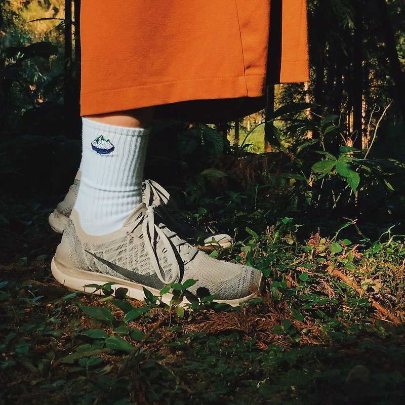 Green Island Embroidered Sports Socks White Socks - ถุงเท้า - ผ้าฝ้าย/ผ้าลินิน ขาว
