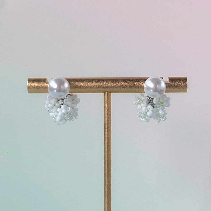 一粒パールとシロツメクサのブーケピアス (大)【金具 シルバー】 - 耳環/耳夾/耳骨夾 - 其他金屬 銀色