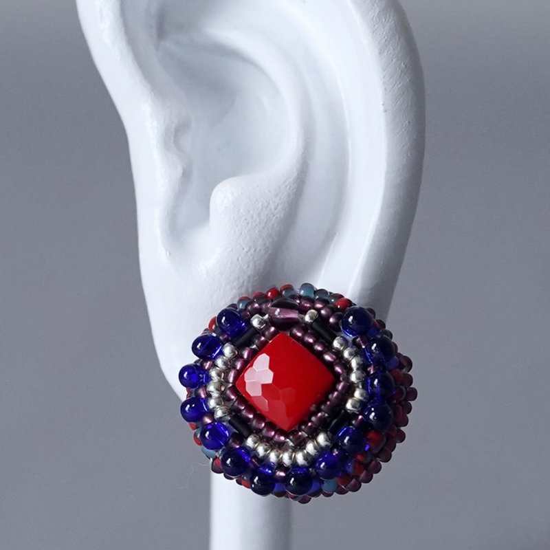 喋喋不休的耳針 8 圓形 方形 紅色 大尺寸 醫療級不鏽鋼耳針 獨一無二 珠飾刺繡 - 耳環/耳夾 - 玻璃 紅色