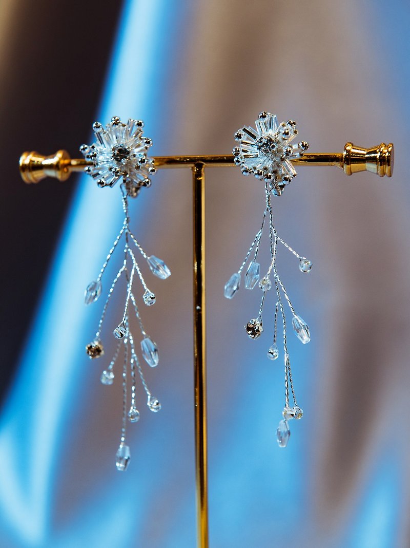 Crystal Snowflake Earrings/ Clip-On - ต่างหู - วัสดุอื่นๆ 