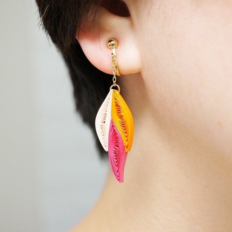 Dangle Fox Tail Earrings / Light weight Paper Jewelry - ต่างหู - กระดาษ สึชมพู