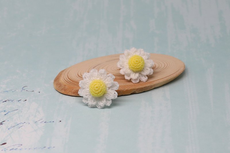 Daisy earrings , Crochet Daisy Ear Studs, Crochet earrings
