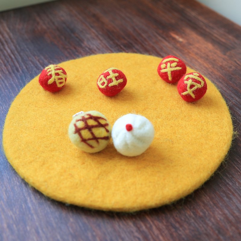 Wool felt pins/magnet buns and puff pastry - Keychains - Wool Red