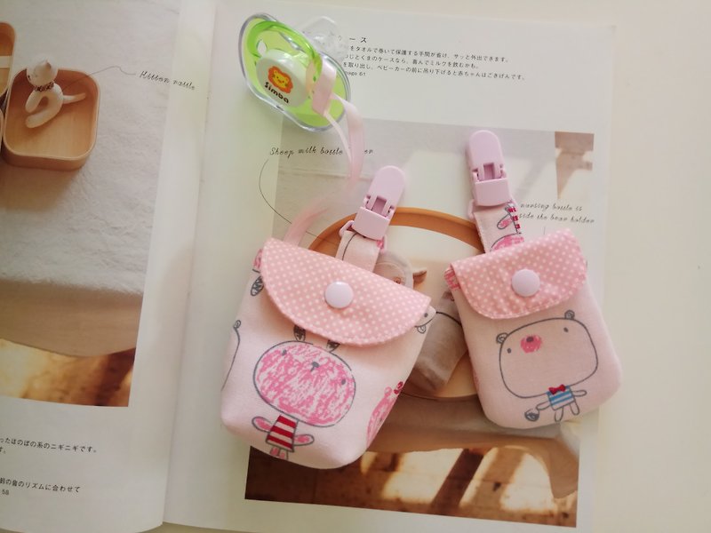 粉大頭娃娃彌月禮物組 平安符袋+奶嘴收納袋(香草奶嘴) - 圍兜/口水巾 - 棉．麻 粉紅色