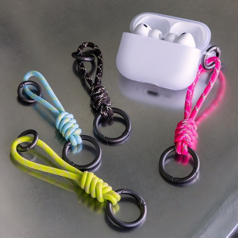 ESSENTIALS | AirPods Pro 3 防塵防撞半透明軟膠保護殼附手繩 - AirPods/耳機保護套 - 塑膠 