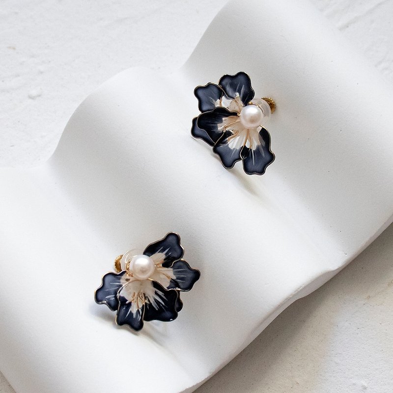 【深海藍】 蝶の花。水晶花天然珍珠 耳環 - 耳環/耳夾 - 樹脂 藍色