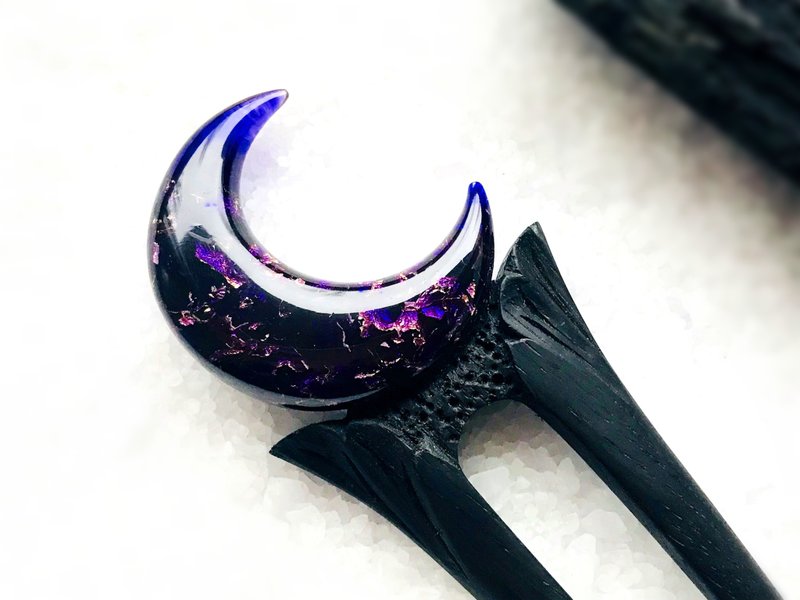 Hair fork with Purple Crescent, Carved wooden hair clip with resin crescent moon - 髮夾/髮圈 - 木頭 紫色