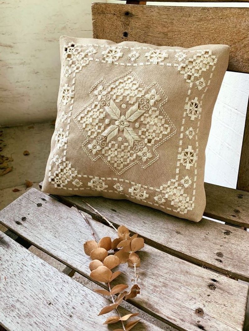 北歐抽紗格繡小抱枕 簍空 靠枕 靠墊【刺繡】【桃園】【2人成團】 - 編織/羊毛氈/縫紉 - 繡線 